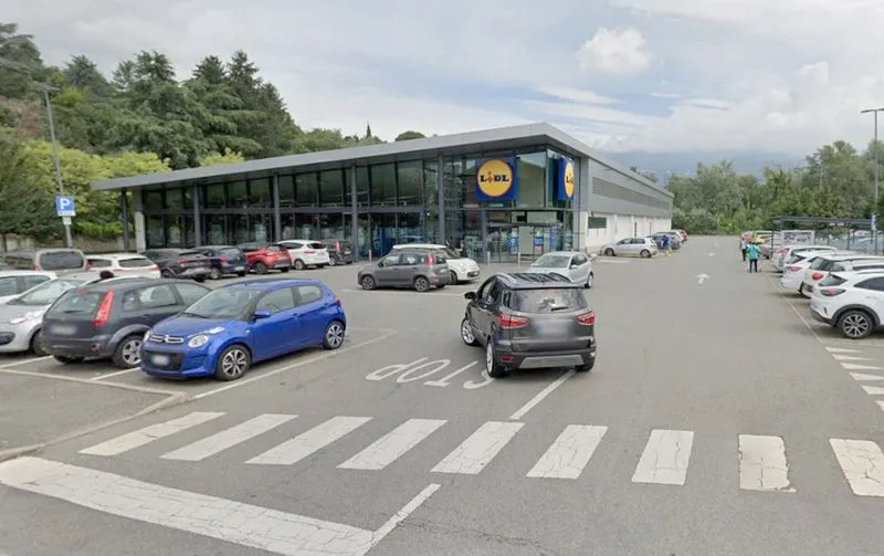 IVREA - Furti e minacce al Lidl, l'azienda avvia una ronda con la vigilanza armata