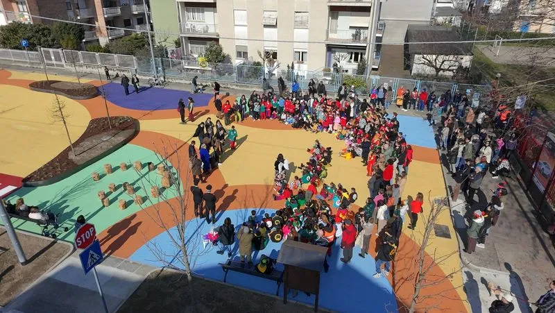 IVREA - Inaugurata la piazza di fronte alla scuola primaria Fiorana - FOTO