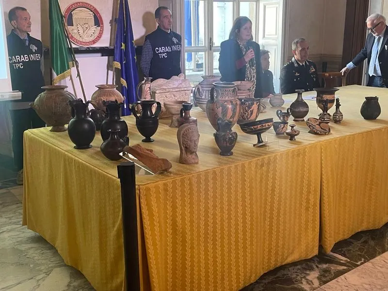 IVREA - Tornano allo Stato i 254 reperti archeologici appartenuti all'ex primario dell'ospedale eporediese