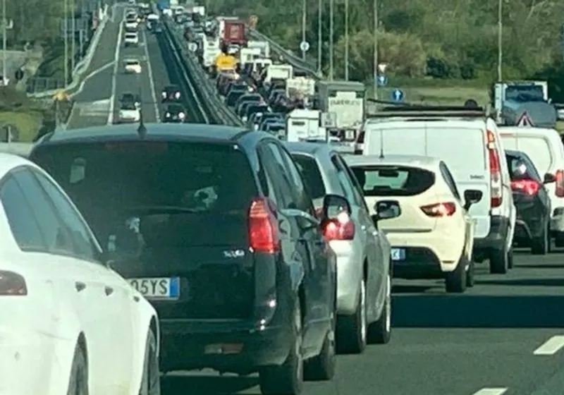 IVREA-SANTHIA' - Code di tre chilometri sull'autostrada a causa dei cantieri e del traffico delle vacanze