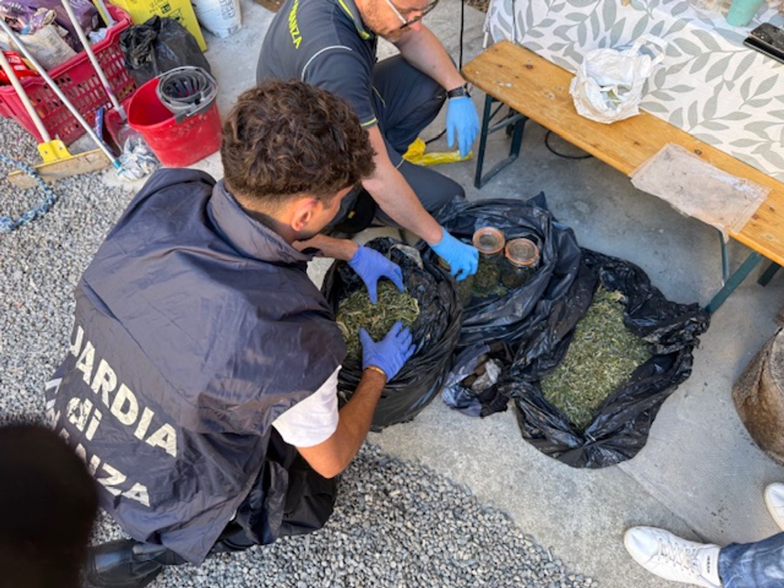 Finanzieri durante un controllo nella fotografia pubblicata da Quotidiano Canavese