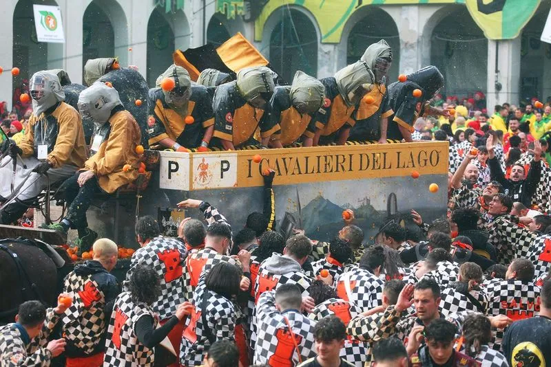 IVREA - Battaglia delle arance, 51 carri iscritti: 34 pariglie e 17 tiri a quattro