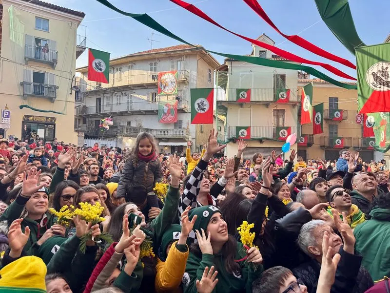 IVREA - Carnevale, a migliaia in piazza per la penultima domenica: cresce l'attesa per il prossimo fine settimana - FOTO