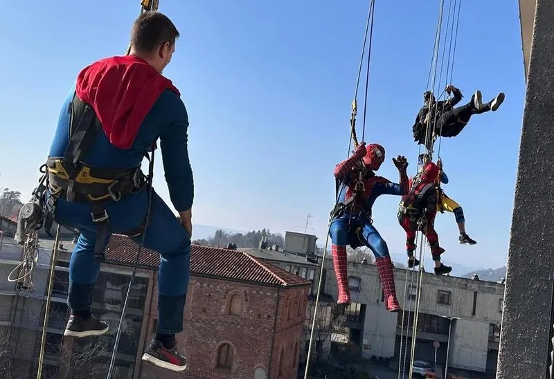 IVREA - I supereroi arrivano dal cielo per portare la magia di Halloween ai bimbi ricoverati in ospedale