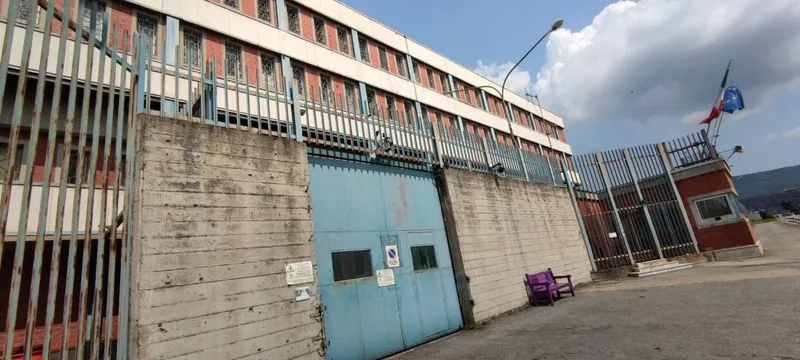 IVREA - Detenuti in rivolta perché il televisore della cella è rotto: nottata di disordini in carcere
