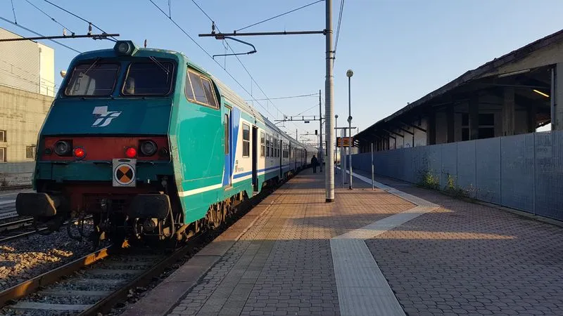 IVREA - Disagi sui treni, Avetta contro Cirio: «Medici, infermieri e personale del tribunale arriveranno sempre in ritardo»
