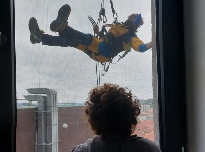 IVREA - I supereroi si sono calati dal tetto dell'ospedale a sostegno dell'Ugi - FOTO