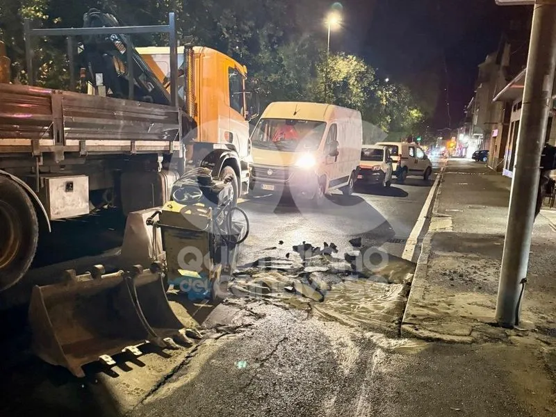 IVREA - Voragine nell'asfalto provocata dall'ennesima rottura di un tubo dell'acquedotto