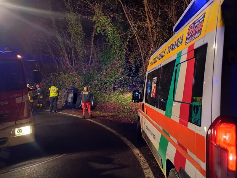 INCIDENTE A LA CASSA - Auto finisce fuori strada e si ribalta