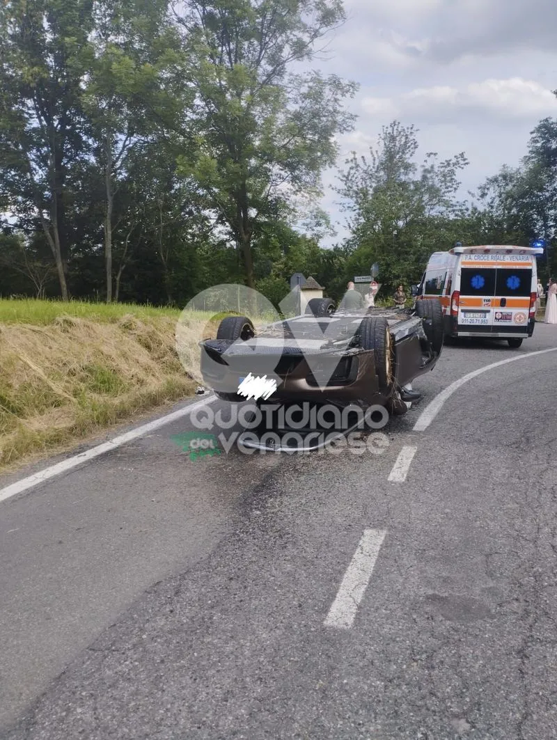 INCIDENTE A LA CASSA - Auto si ribalta: due persone ferite - FOTO