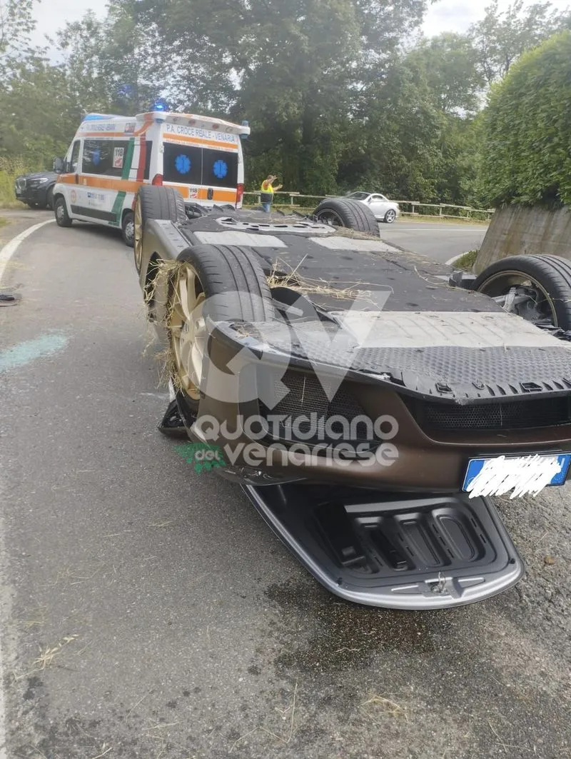 INCIDENTE A LA CASSA - Auto si ribalta: due persone ferite - FOTO