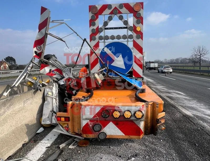 TANGENZIALE SUD TORINO - Traffico in tilt, auto schiantata contro il mezzo di un cantiere mobile - FOTO