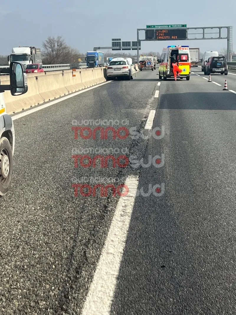 TANGENZIALE SUD TORINO - Traffico in tilt, auto schiantata contro il mezzo di un cantiere mobile - FOTO