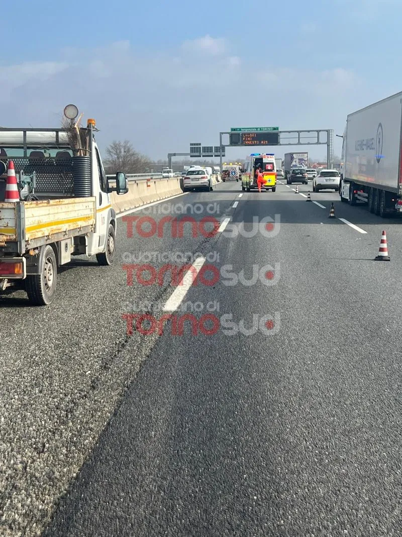 TANGENZIALE SUD TORINO - Traffico in tilt, auto schiantata contro il mezzo di un cantiere mobile - FOTO