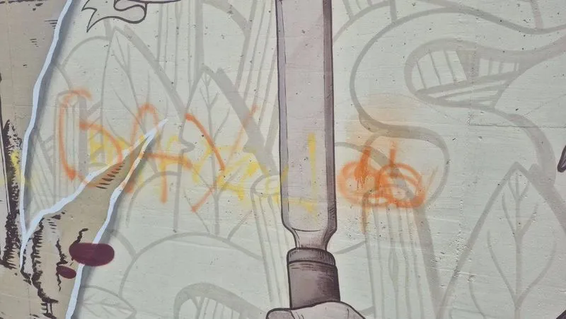 LA LOGGIA - I giovani vandali del murale della piazza si pentono e confessano al sindaco - FOTO