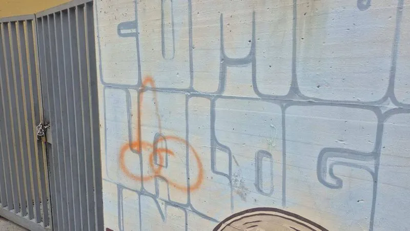 LA LOGGIA - I giovani vandali del murale della piazza si pentono e confessano al sindaco - FOTO