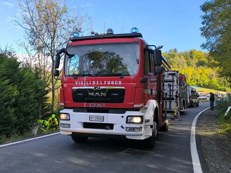LEINI - Vettura a fuoco in via Benna, morto l'automobilista