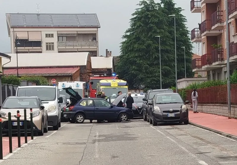 LEINI - Si schiantano contro un'auto in sosta: due ragazzi feriti