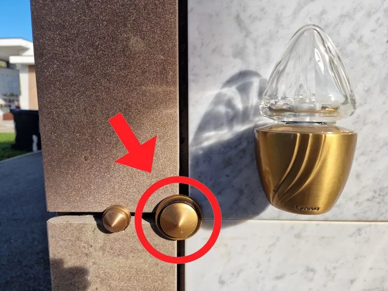 LEINI' - Cimitero nel mirino dei ladri: rubate più di cento borchie di bronzo dalle tombe - FOTO