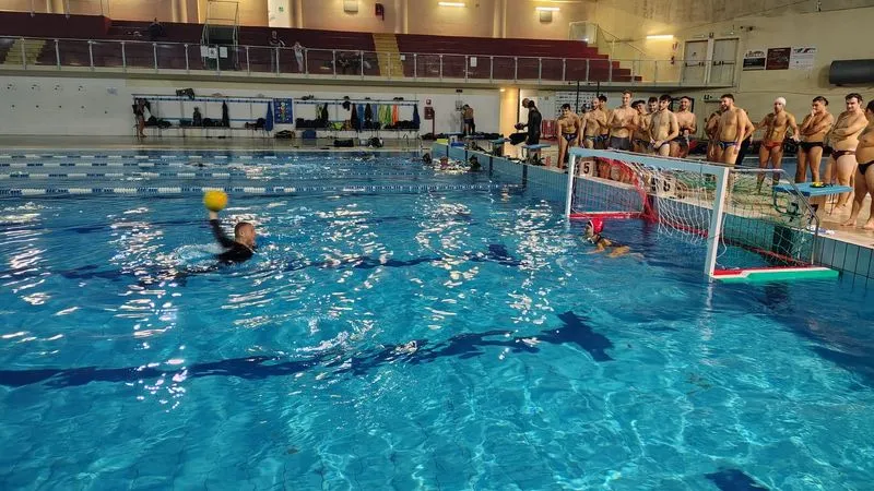 LEINI - La squadra di pallanuoto ottiene la promozione in A2: il sindaco si tuffa in piscina