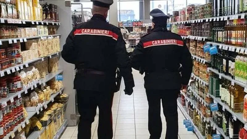 LEINI' - Tenta di rubare liquori e alcolici da un supermercato: 43enne di Chivasso arrestato dai carabinieri