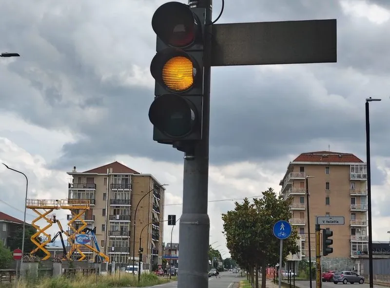 LEINI - Multe al semaforo per chi passa col rosso: il Comune installa il «contasecondi» per aiutare gli automobilisti