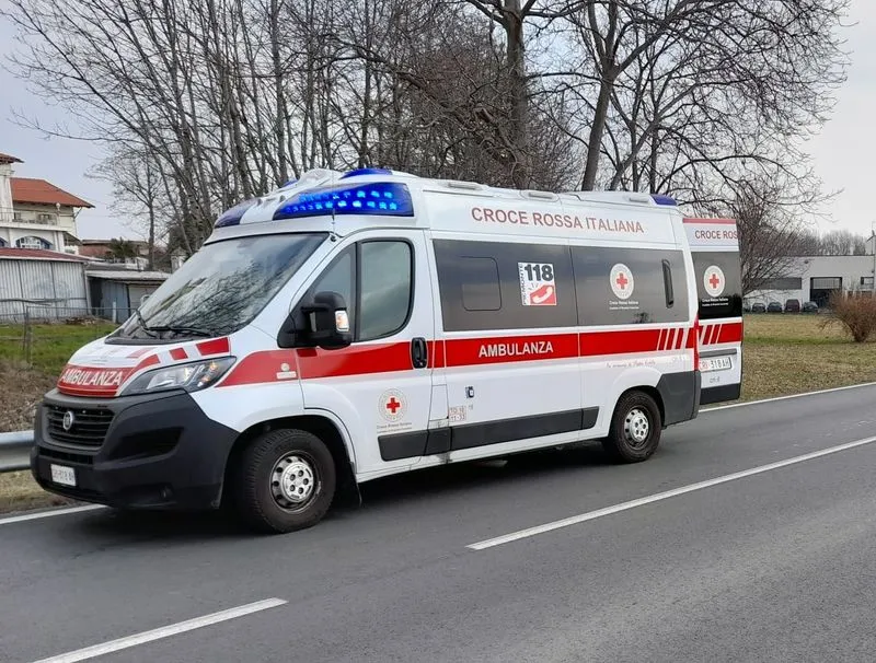 LOMBARDORE - A 85 anni cade dal trabattello mentre lavora alla sua casa: si rialza praticamente illeso