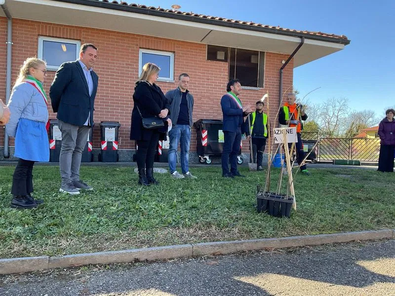 LOMBARDORE - Un albero per il futuro, un tiglio piantato nel giardino della scuola elementare