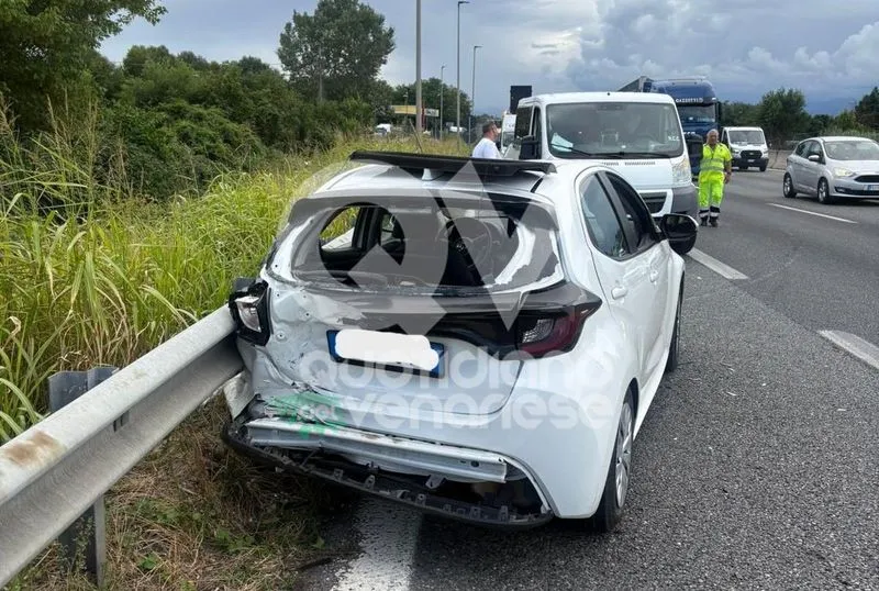 INCIDENTE IN TANGENZIALE - Scontro tra due veicoli, un minorenne ferito trasportato in ospedale - FOTO