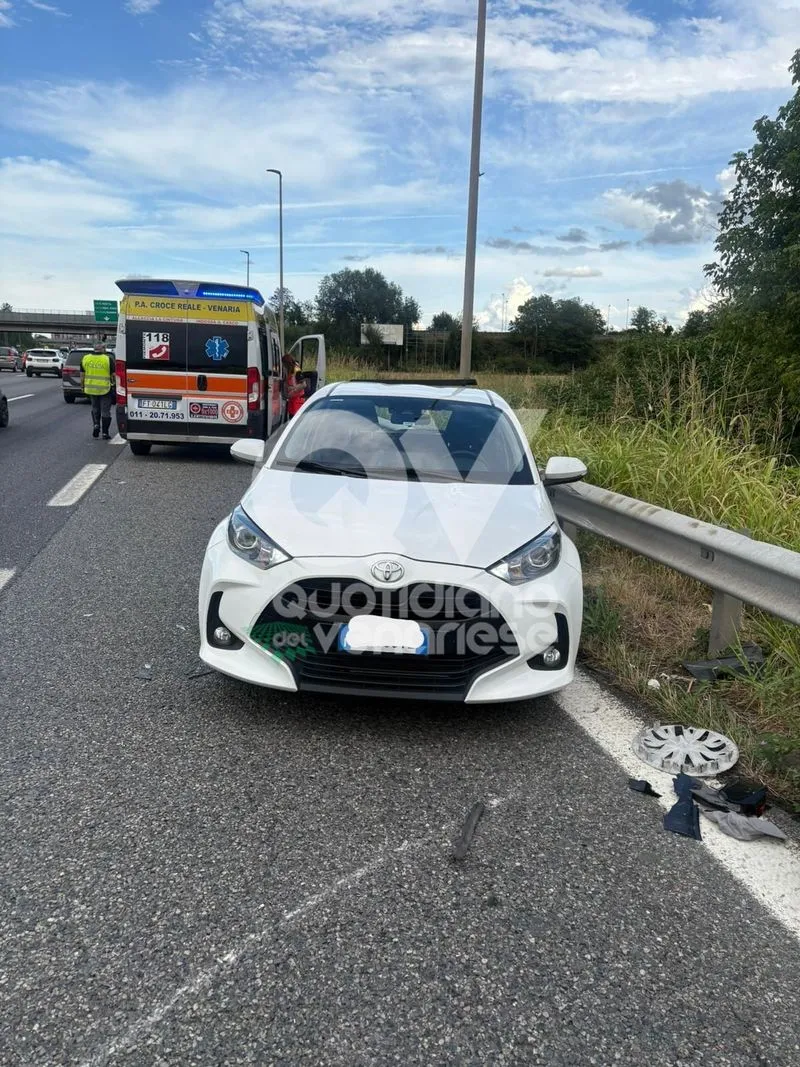 INCIDENTE IN TANGENZIALE - Scontro tra due veicoli, un minorenne ferito trasportato in ospedale - FOTO
