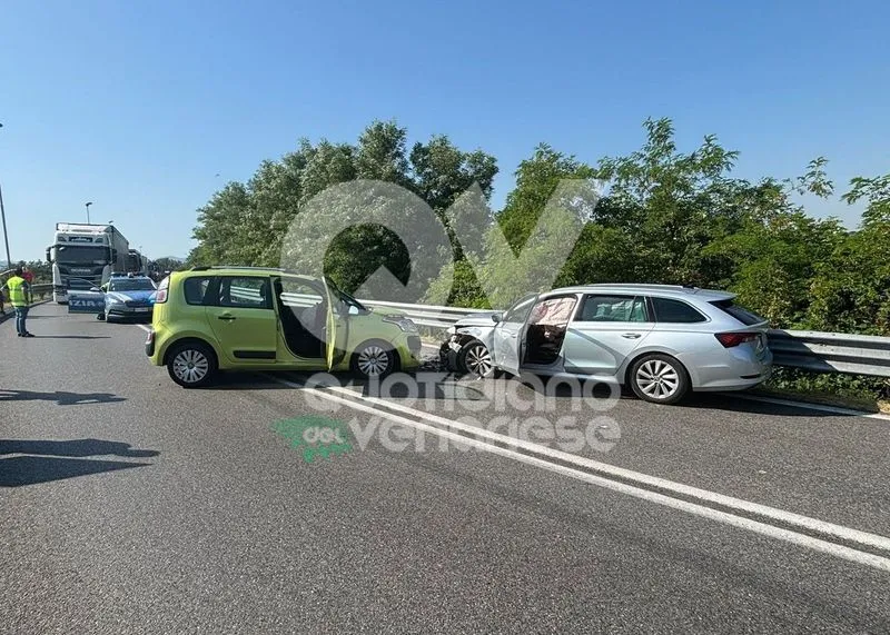 INCIDENTE SULLA TANGENZIALE - Scontro sul raccordo, due automobilisti feriti - FOTO