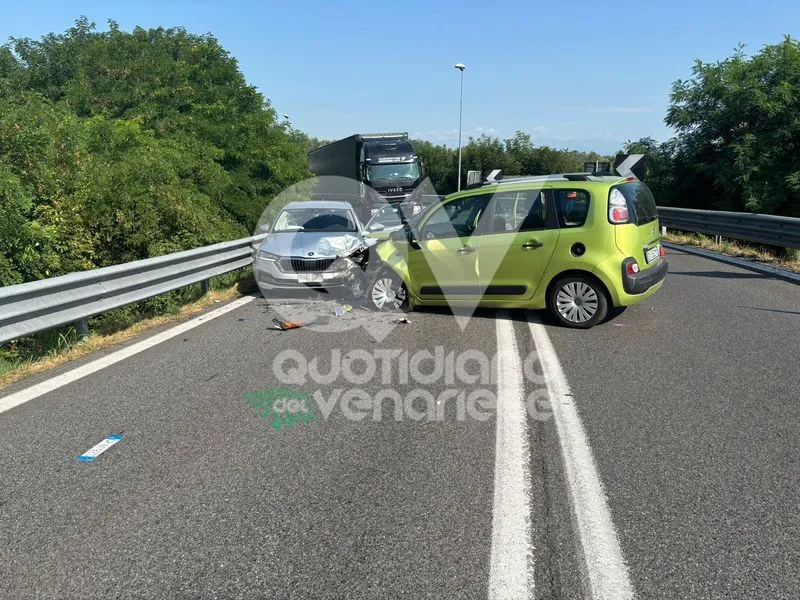 INCIDENTE SULLA TANGENZIALE - Scontro sul raccordo, due automobilisti feriti - FOTO