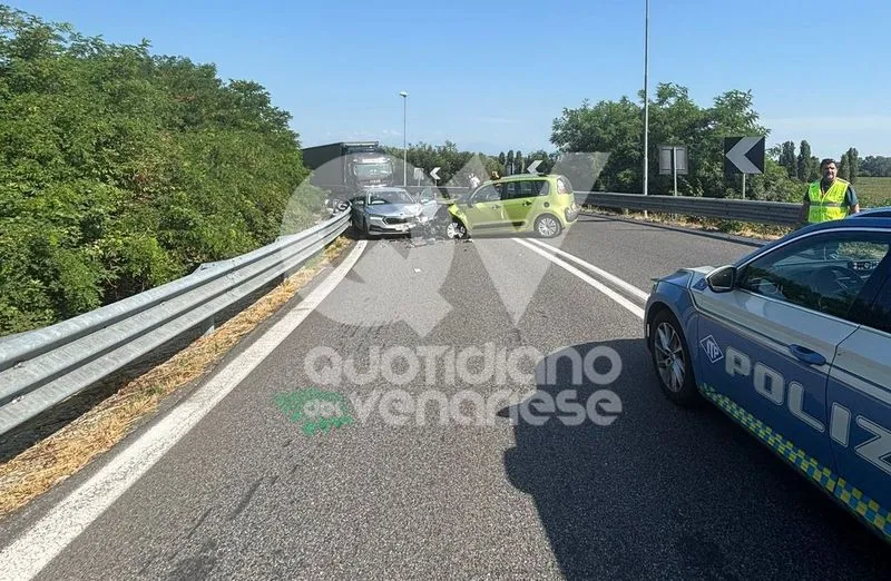 INCIDENTE SULLA TANGENZIALE - Scontro sul raccordo, due automobilisti feriti - FOTO