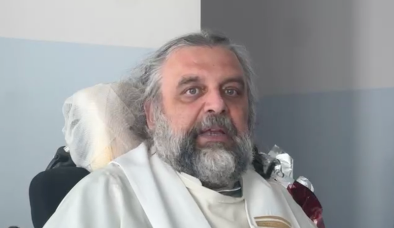 MAPPANO - Preghiere, battute, cenni al suo amato Toro: la prima Santa Messa di don Robella dopo il pauroso incidente