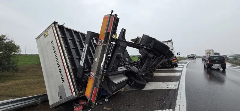 TANGENZIALE TORINO - Si ribalta il rimorchio di un tir, tubi di cemento finiscono nei campi - FOTO