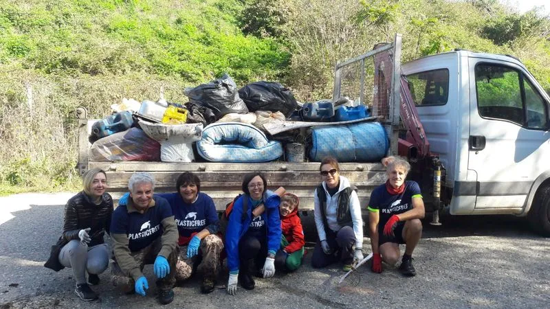 MAZZE' - Volontari di Plastic Free in azione: rimossi in un giorno 600 chili di rifiuti e plastica