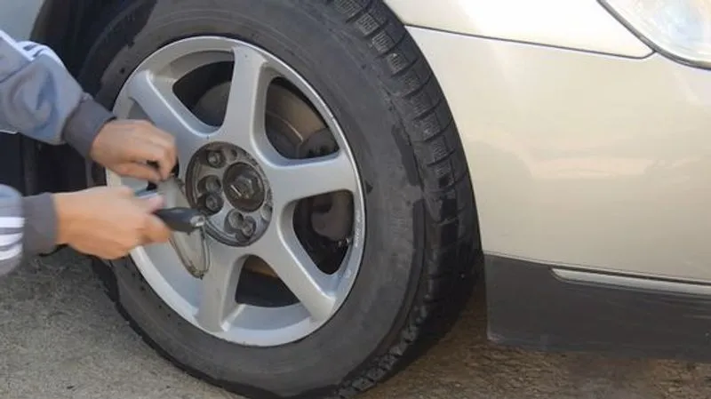 MAZZE' - Vendetta contro un automobilista dal piede pesante: svitano le ruote della macchina, ma è quella sbagliata