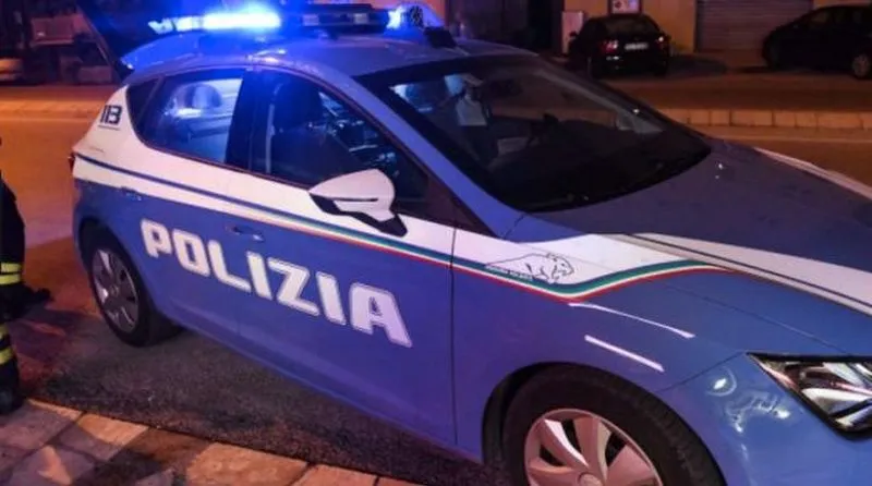 MIRAFIORI - Tenta la fuga in auto in retromarcia, poi scappa a piedi e aggredisce i poliziotti: 32enne arrestato