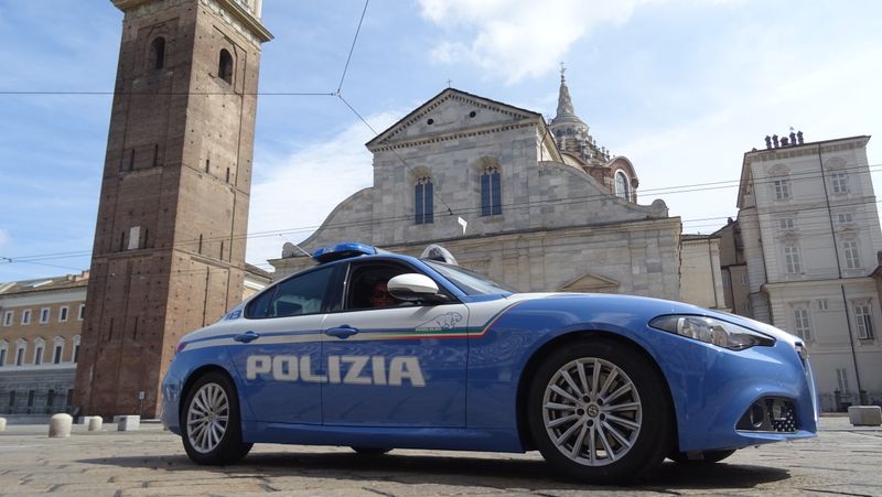 MIRAFIORI - Beccato al volante ubriaco e senza patente, aggredisce e minaccia i poliziotti: arrestato