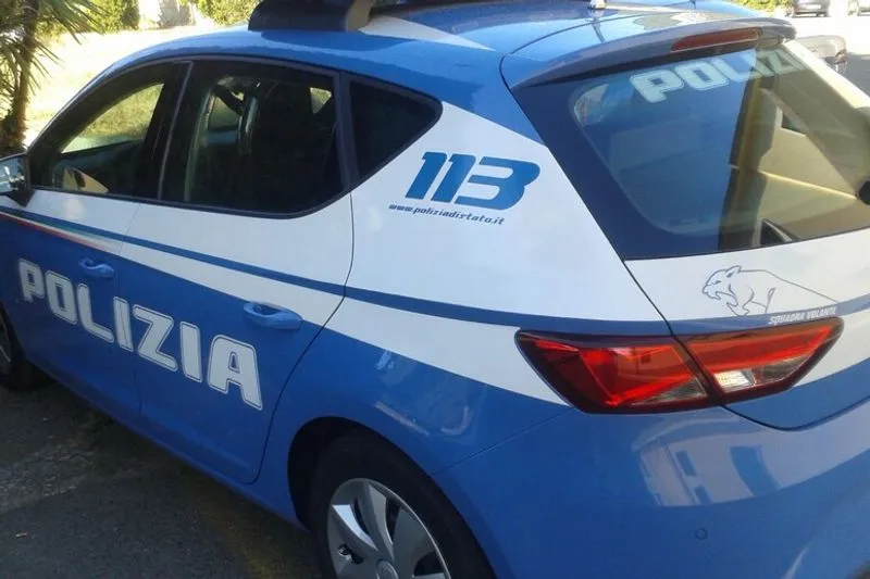 MIRAFIORI - Minaccia il conducente di un bus, tenta di rapinare una passeggera e aggredisce i poliziotti