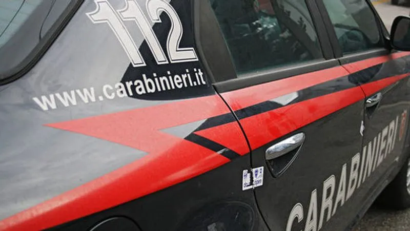 MIRAFIORI - Si barrica in casa armato e dopo quattro ore si toglie la vita: dramma in via Farinelli