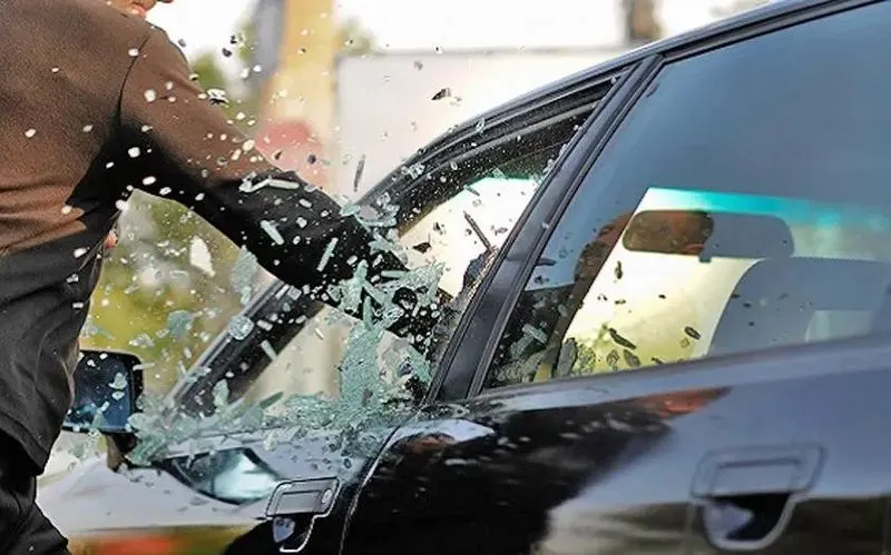 MIRAFIORI - Due ragazzi sfondano il finestrino di un'auto in corsa e il conducente cerca di investirli