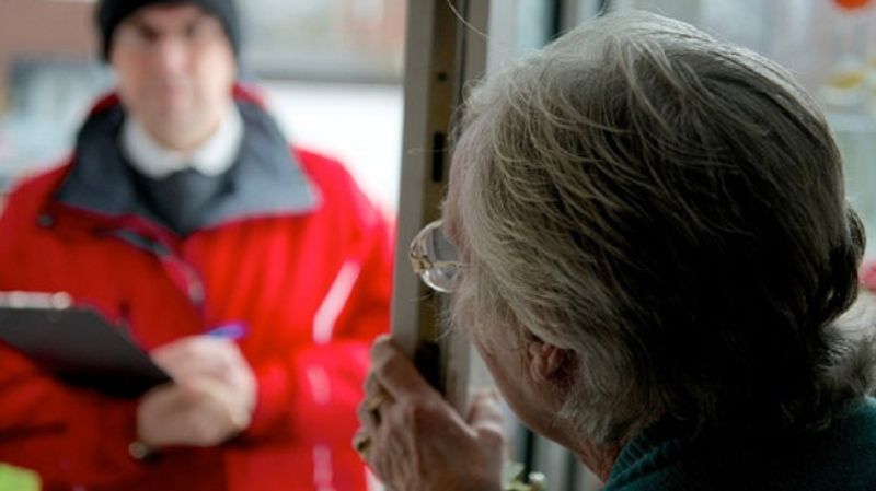 MIRAFIORI - Torna l'allarme truffe: finto tecnico entra in casa e ruba gioielli a due anziani