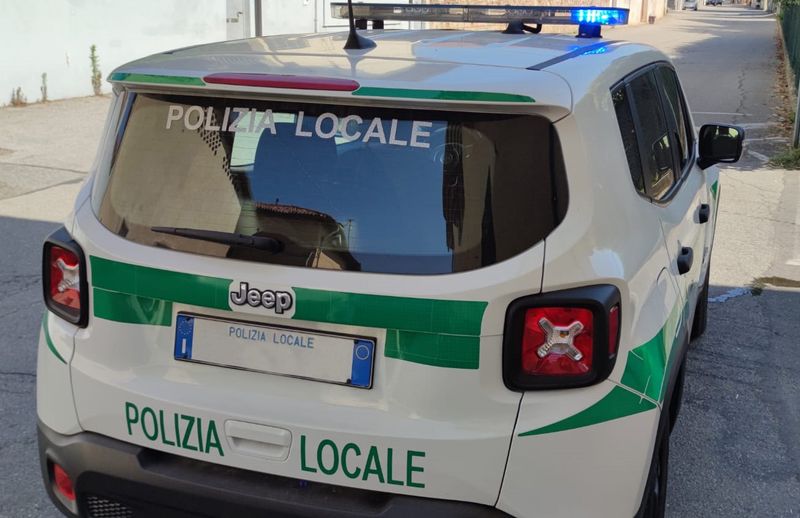 MIRAFIORI - Furgoni e camper rimossi: blitz della polizia locale