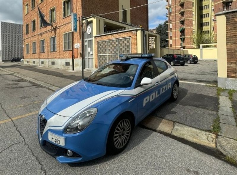 MIRAFIORI - Ruba una Coca Cola a dei ragazzini e si abbassa i pantaloni davanti a loro: fermato dalla Polizia