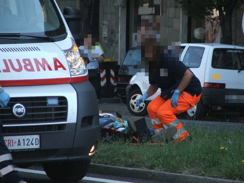MIRAFIORI - Pauroso schianto in corso Orbassano: motociclista in coma al Cto