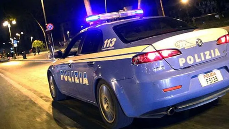 MIRAFIORI - Sfonda la finestra di un bar, entra e arraffa i soldi in cassa: arrestato dalla polizia