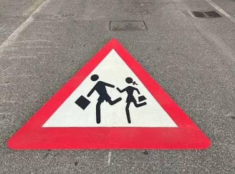 MIRAFIORI - Auto sfrecciano troppo veloci vicino alla scuola in via Rubino: genitori e docenti chiedono i dossi