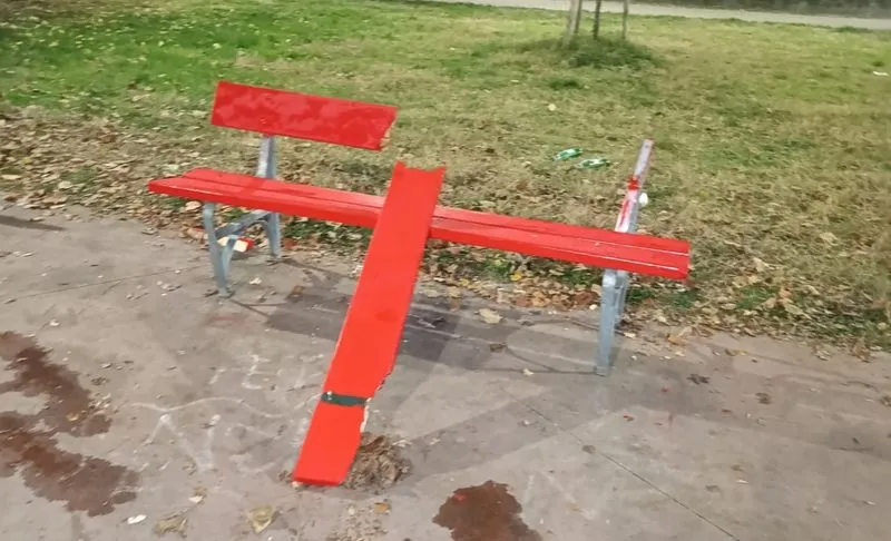 MIRAFIORI - Distrutta la panchina rossa contro la violenza appena inaugurata in piazza Livio Bianco