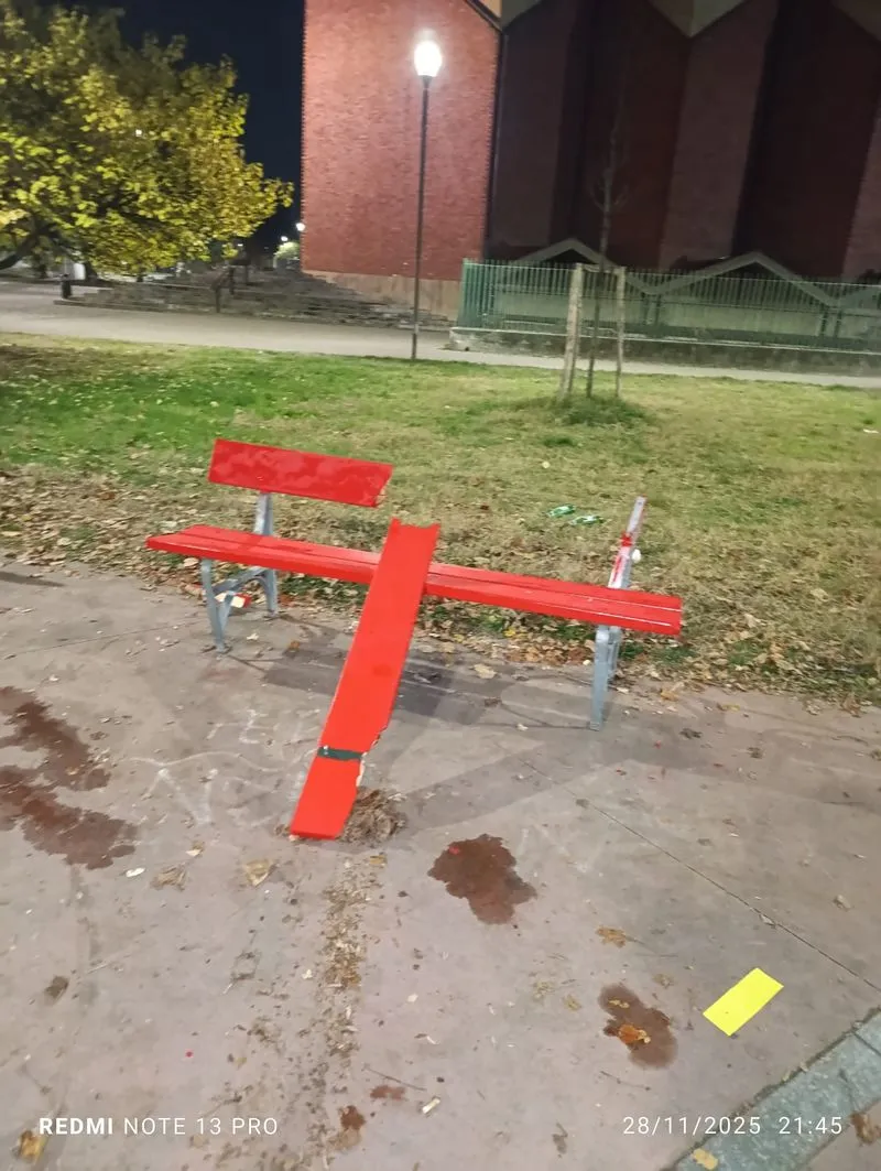 MIRAFIORI - Distrutta la panchina rossa contro la violenza appena inaugurata in piazza Livio Bianco
